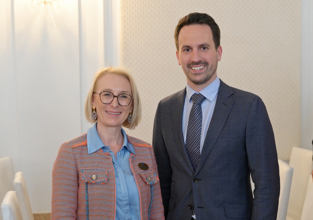 Mag.a. Elisabeth Fuchsbauer mit Bundesminister Wiederkehr